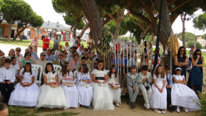 Niños vestidos de Primera Comunión en Mazagón.