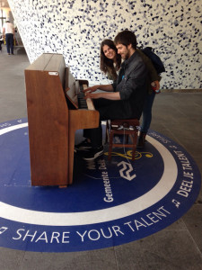 En muchas estaciones de tren en Holanda hay pianos que se pueden tocar libremente.