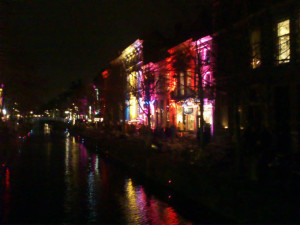 En la noche de la luz, Delft se llena de luces de diferentes colores por toda la ciudad.