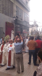 En la ciudad se han ubicado distintos altares al paso de la procesión.