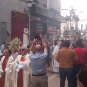 En la ciudad se han ubicado distintos altares al paso de la procesión.