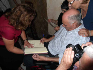 Oriol firma en el Libro del Carnaval.