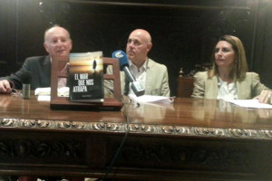 El autor también ha presentado la novela en Isla Cristina.