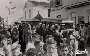 Hermida portando los restos mortales de Juan Ramón Jiménez y Zenobia. / Foto: Roberto Méndez Adaliz 'Rowalls'.