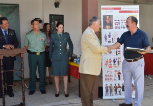  José Miguel Vázquez recoge el reconocimiento en memoria de su hija.