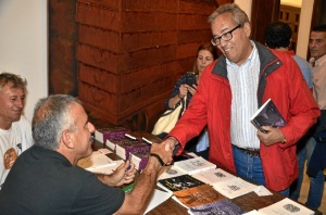 Firma de libros por parte del autor. / Foto: José Luis Rúa.