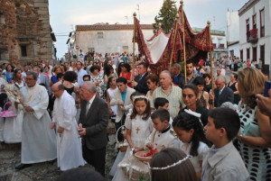 Niños de Primera Comunión en la procesión.