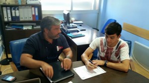 El canterano Salvi junto a José Luís Peña en el momento de la firma del contrato / Foto: recreativohuelva.com