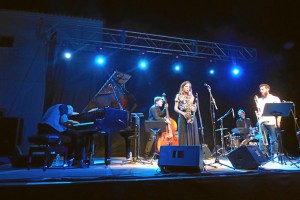 Eva Fernández es una joven promesa del jazz catalán que destaca como saxofonista y cantante.