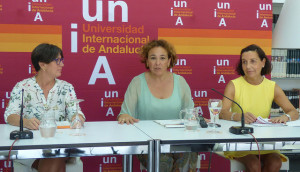 María Gadea y María José Laguna junto a Yolanda Pelayo.