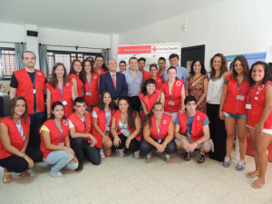 Los voluntarios de Cruz Roja atienden a los menores.