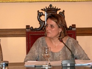 La alcaldesa de Almonte, Rocío Espinosa, durante la sesión plenaria.