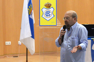 El letrado José Antonio Sotomayor informando sobre la reunión con el alcalde