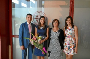 El día de la presentación de la tesis, con sus padres y su hermana.