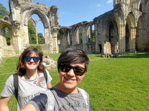 En sus días libres, adora viajar. En esta imagen nos muestra las ruinas Netley Abbey.