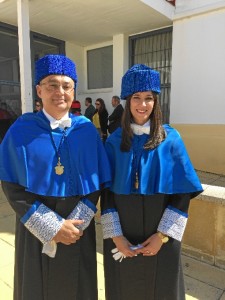 La joven, con su director de tesis, Pedro J. Pérez, en el acto del 3 de marzo de la Universidad de Huelva.