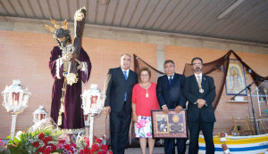 Representantes institucionales, junto a la imagen.