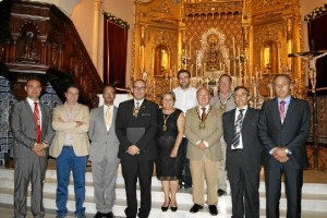 La Alcaldesa y el Primer Teniente de Alcalde y el resto de ediles junto al Exaltador y el Hermano Mayor de la Hermandad entre otros.