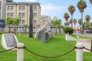 Monumento al marinero de la localidad isleña. 