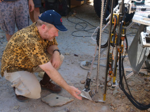 Brian Glass junto a la perforadora extrayendo muestras del suelo. / Foto: CAB/NASA-Ames.