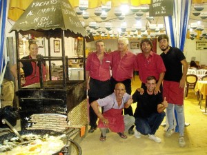 Los Amigos de Castilla La Mancha animan al público a probar los productos manchegos.