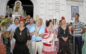 Cientos de isleños depositaron sus ramos de flores así como alimentos a los pies de la Virgen.