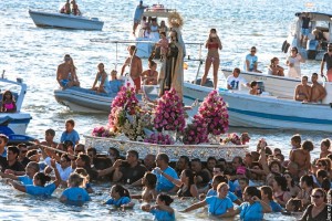 La Virgen del Carmen, ayer a hombros de los marineros en el río Guadiana. / Foto: Javier Losa.