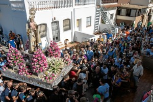 La Virgen del Carmen paseó ayer junto a los habitantes del barrio de Canela. / Foto: Javier Losa.