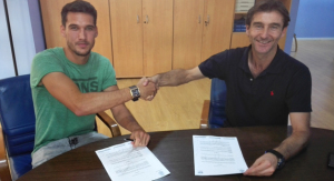 Zambrano y Toledano firmando el contrato para las dos próximas campañas