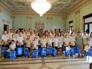 Los niños acogidos por Asnia Huelva este verano han sido recibidos por el alcalde de la capital.