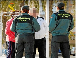 Los Agentes auxiliaron a la persona hasta que llegaron los servicios sanitarios.