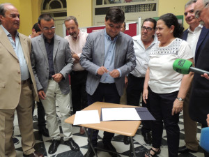 Cruz junto a otros miembros de la Plataforma en el momento de la firma.