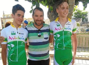 Los ciclistas bollulleros junto a su monitor Fernando Espina Valdayo.