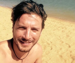 Manuel Carrasco ha saludado a su fans desde la playa.