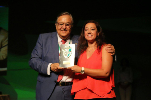 Eduardo Herrera hace entrega a Manuela Romero del galardón por la Copa de la Reina y por el ascenso a Segunda División. / Foto: RFAF 