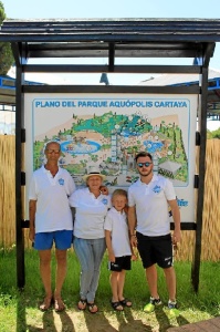 Nieves, con su familia en una actividad con el niño de acogida.