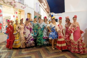 Desfile de trajes de flamenca incluido en la 'Noche de lunares' de Ayamonte.