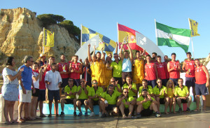 Los ganadores junto a miembros de la organización.