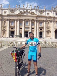 Es el presidente del club ciclista 'Verano Azul' de San Juan.