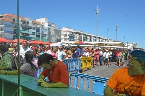 Los asistentes han disfrutado de más de una tonelada de sardinas regada con vino del condado y más de 40 barriles de cerveza.