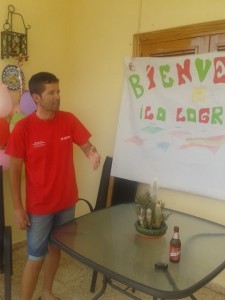 Su familia le sorprendió con una pancarta de bienvenida a su llegada a Huelva.