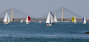 Los participantes, a pies del Puente Internacional del Guadiana. / Foto: J. L. Rúa.