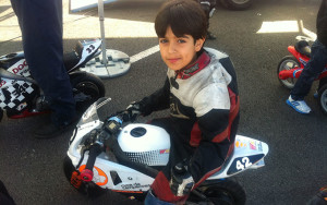 El joven Adrián tuvo su primer contacto con el mundo del motor a los dos años, en un Mini Quad de gasolina.