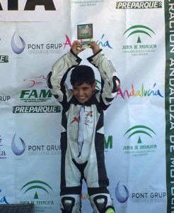 El jovencísimo Adrián Hernández, en el podio con un trofeo conquistado.