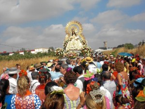 Centenares de romeros acompañan a la Virgen en su traslado a la ermita de Clarines. /Foto: Iván de la Rosa Domínguez. 