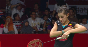 Carolina Marín trata de concentrarse antes del inicio de uno de los puntos. / Foto: Captura TV.