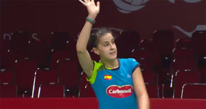 Carolina Marín levanta el brazo victoriosa: ya está en semifinales del Mundial. / Foto: Captura TV.