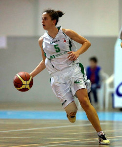 Catarina Neves, talento para la dirección de juego del CB Conquero. / Foto: www.cbconquero.es.