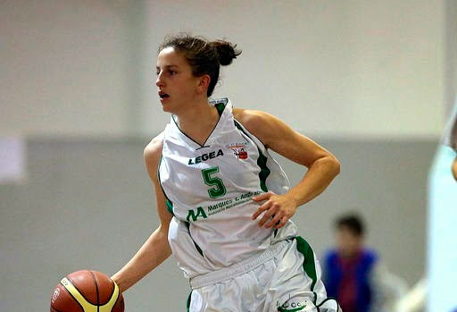 Catarina Neves, talento para la dirección de juego del CB Conquero. / Foto: www.cbconquero.es.