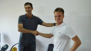 Ernesto Cornejo -derecha- junto a Manolo Toledano, secretario técnico del Recre, en la presentación del jugador. / Foto: www.recreativohuelva.com.